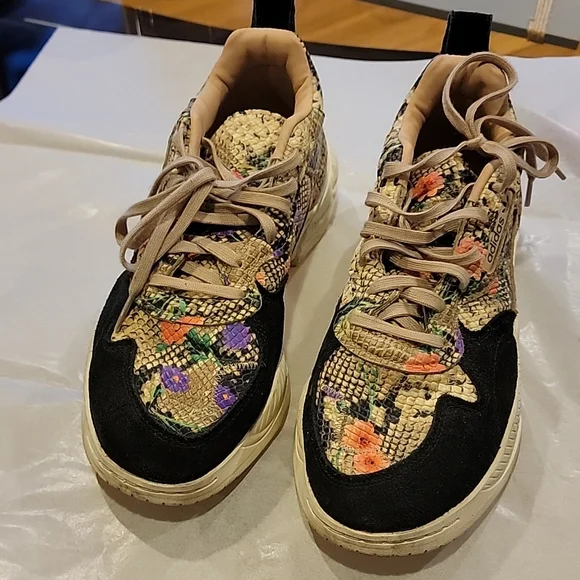 ADIDAS - Picture 1 of 2